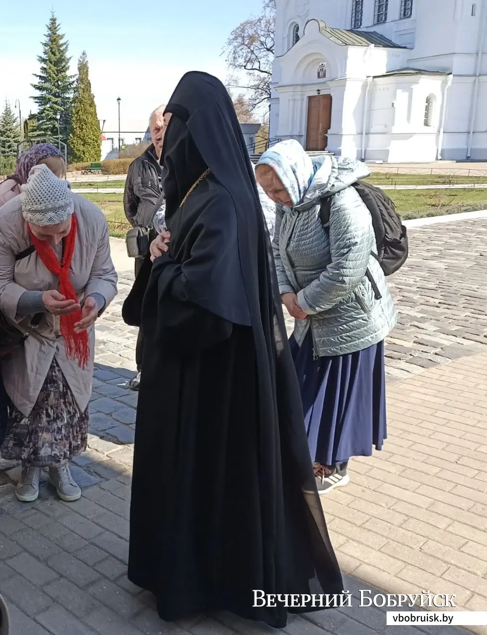 Май 2023 г. Полоцк. Игумения Евдокия старалась уделить внимание каждому гостю.