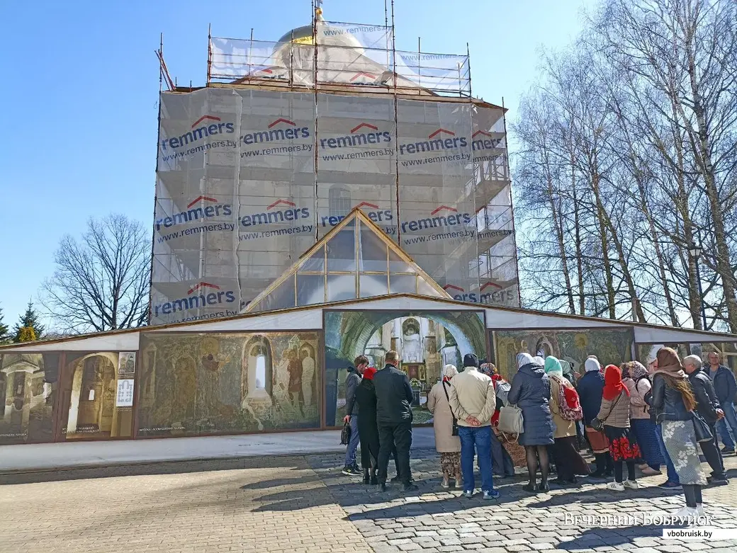 Май 2023 г. Полоцк. Спасский храм находится на реставрации, но туристов на несколько минут в него пускают.