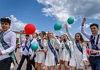 «Последний звонок» и шествие выпускников в Бобруйске: наш фото- и видеорепортаж