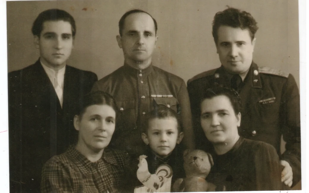 Фото 6. Вера с мужем и маленьким сыном Юрой (справа) и страший брат Веры – Володя с женой и сыном (слева).