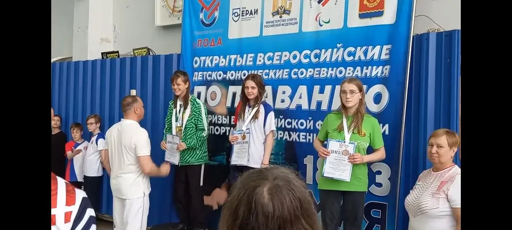 Бобруйчанка Кира Кириленок с дипломом третьей степени (слева).