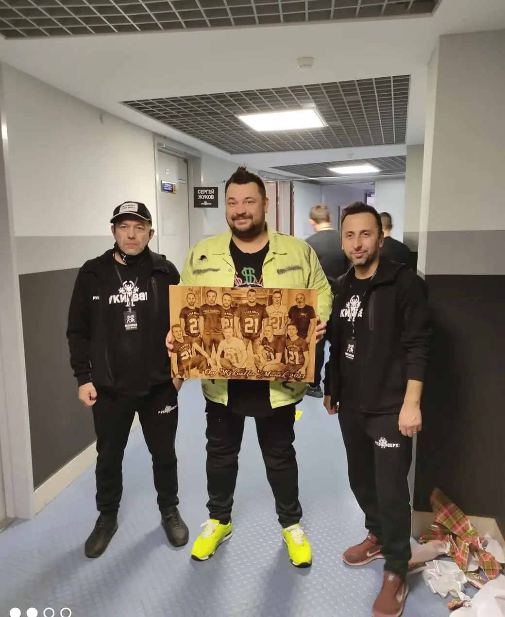 В подарок группе "Руки вверх" - картина Сергея Ковалевского.