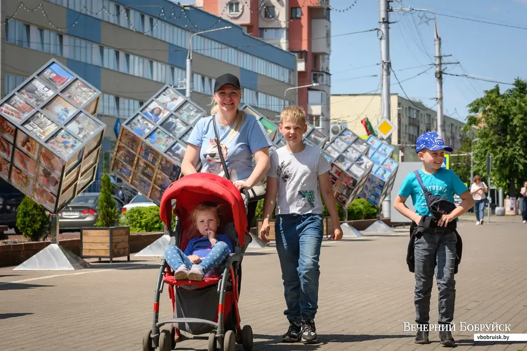 01.06.2023. Сквер трудовой славы на улице Минской. 1 июня — День защиты детей. Мама Мария и дети Дарина, Роман, Максим.
