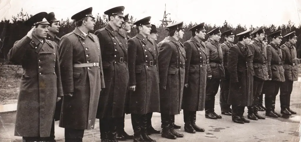 Прием присяги. 7 ноября 1973 год. Первый в ряду – начальник ВПЧ-10 Петр Григорьевич Коробкин.
