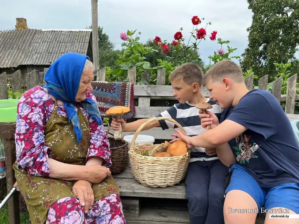 Бабушка Зина из деревни Вильча Глусского района. с правнуками Дмитрием и Михаилом.