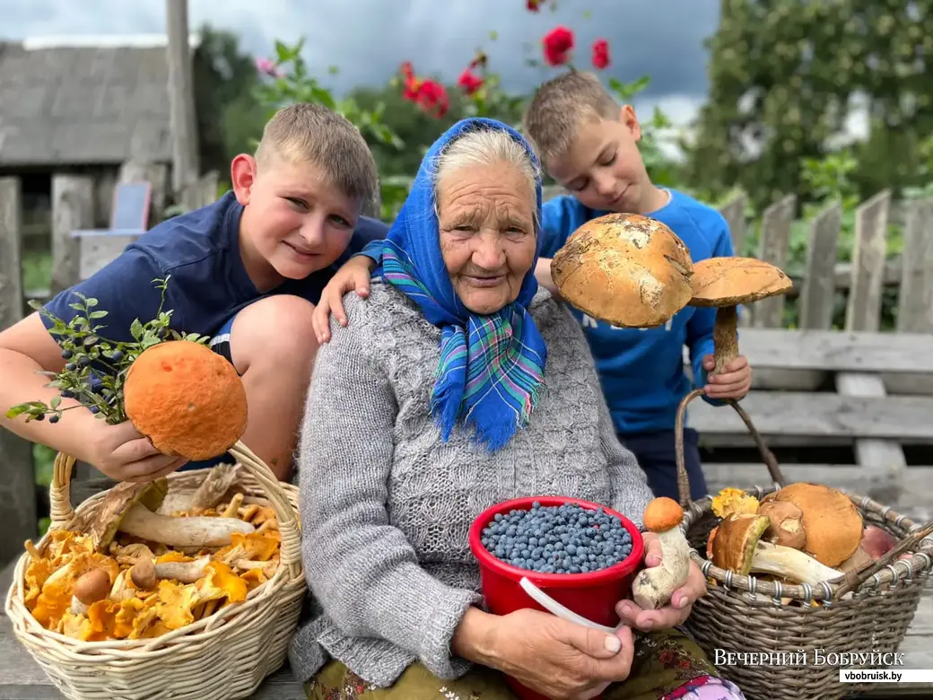 Бабушка Зина из деревни Вильча Глусского района. с правнуками Дмитрием и Михаилом.