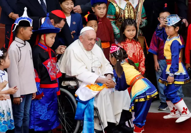 Папа римский совершает первый в истории визит в Монголию. Фотофакт