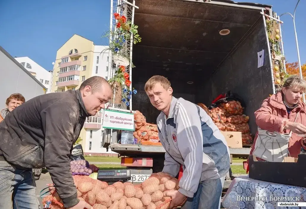 Бобруйск. Ярмарка "Золотая осень" на площади Ленина, по улице М. Горького. Архивное фото.