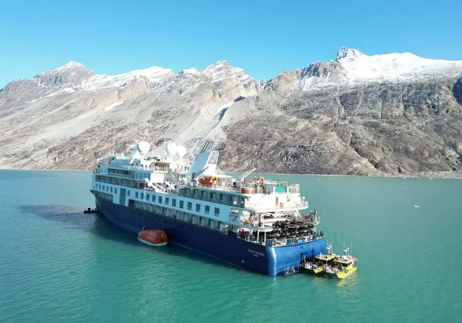Круизный лайнер с пассажирами на борту застрял у берегов Гренландии