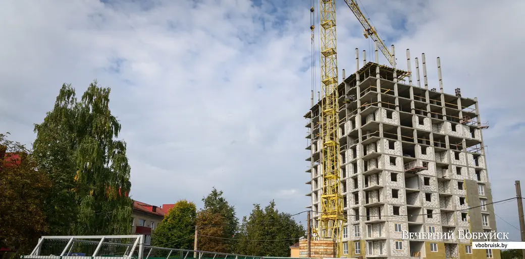 18.09.2023. Улица Минская, 62. Строительство многоэтажного жилого дома компанией ООО«БелКитСтрой групп»