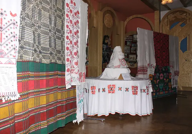 В Бобруйском краеведческом музее — белорусские рушники и осенние композиции
