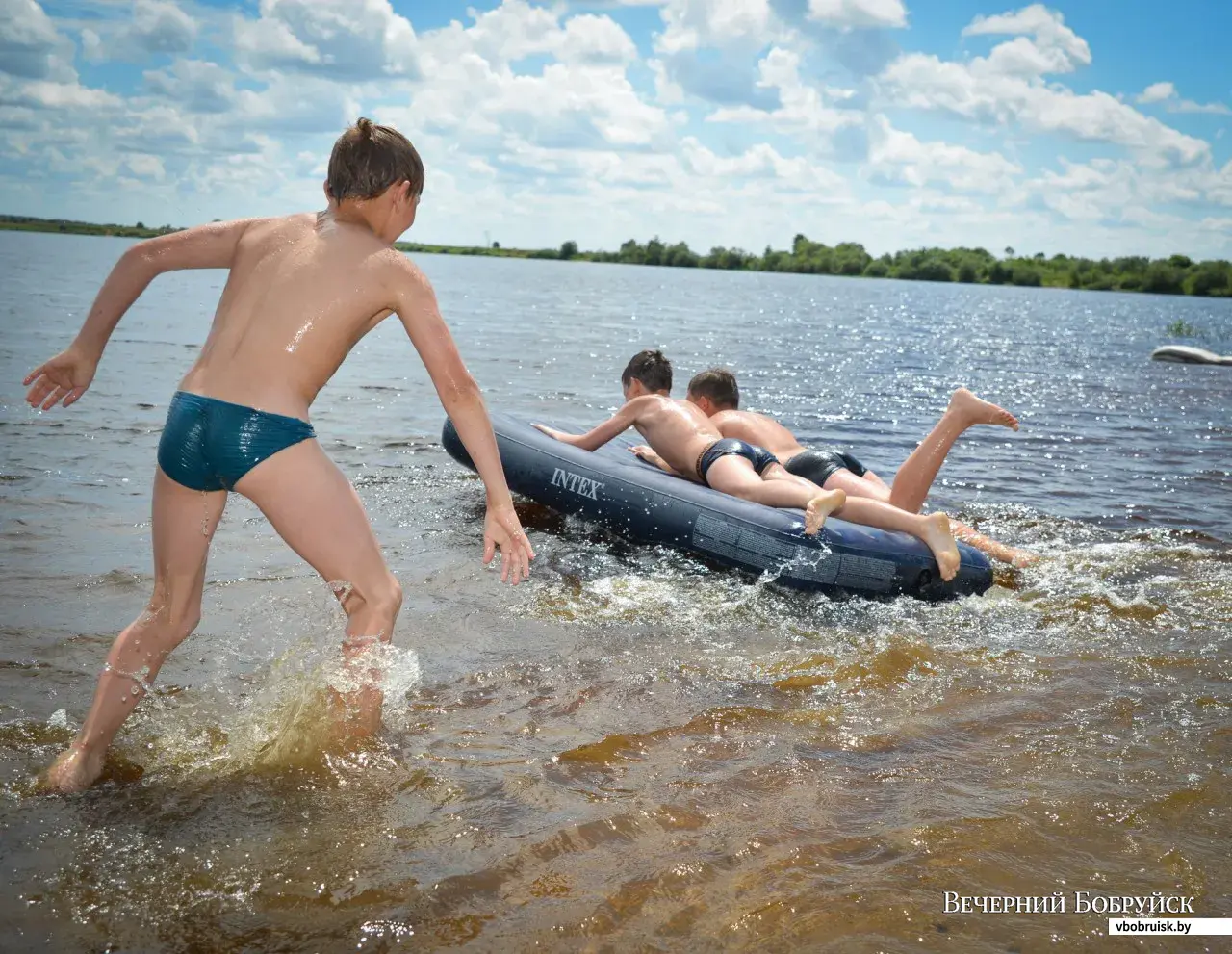 На речке купаются ребята. Маечик. Купаеча. Вречки. Мальчики на озере. Маечик купаеча в речке.