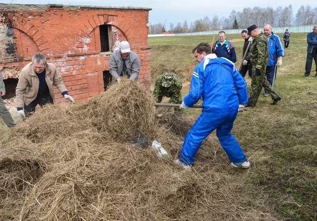Работники Бобруйского горисполкома выйдут на уборку мусора