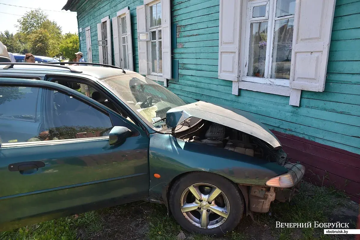 В центре Бобруйска столкнулись два автомобиля. Есть пострадавшие |  bobruisk.ru