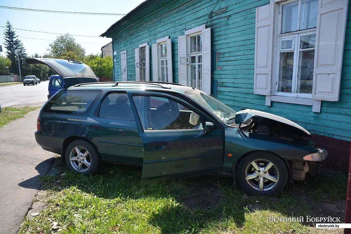 В центре Бобруйска столкнулись два автомобиля. Есть пострадавшие |  bobruisk.ru