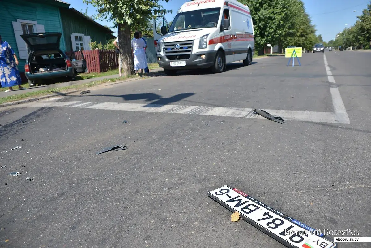 В центре Бобруйска столкнулись два автомобиля. Есть пострадавшие |  bobruisk.ru