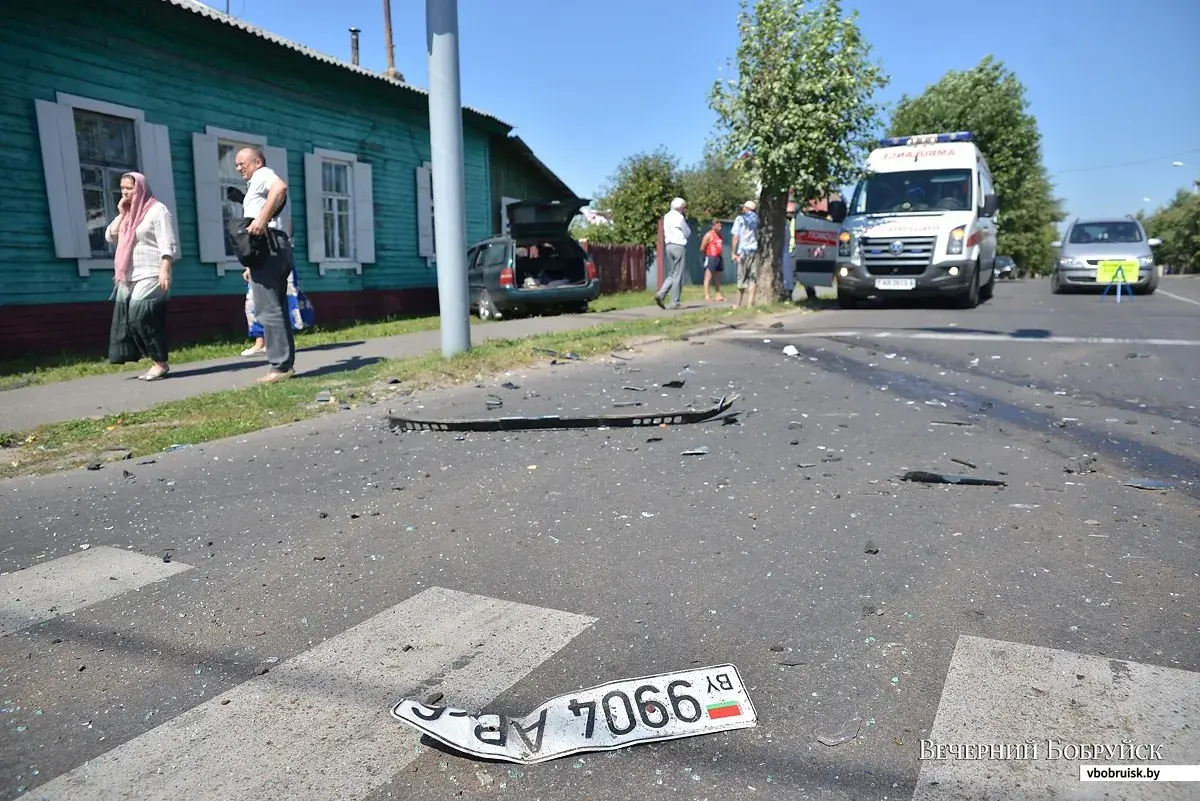 В центре Бобруйска столкнулись два автомобиля. Есть пострадавшие |  bobruisk.ru