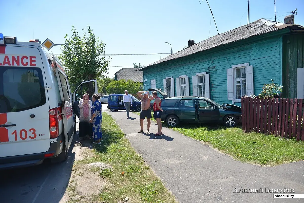 В центре Бобруйска столкнулись два автомобиля. Есть пострадавшие |  bobruisk.ru