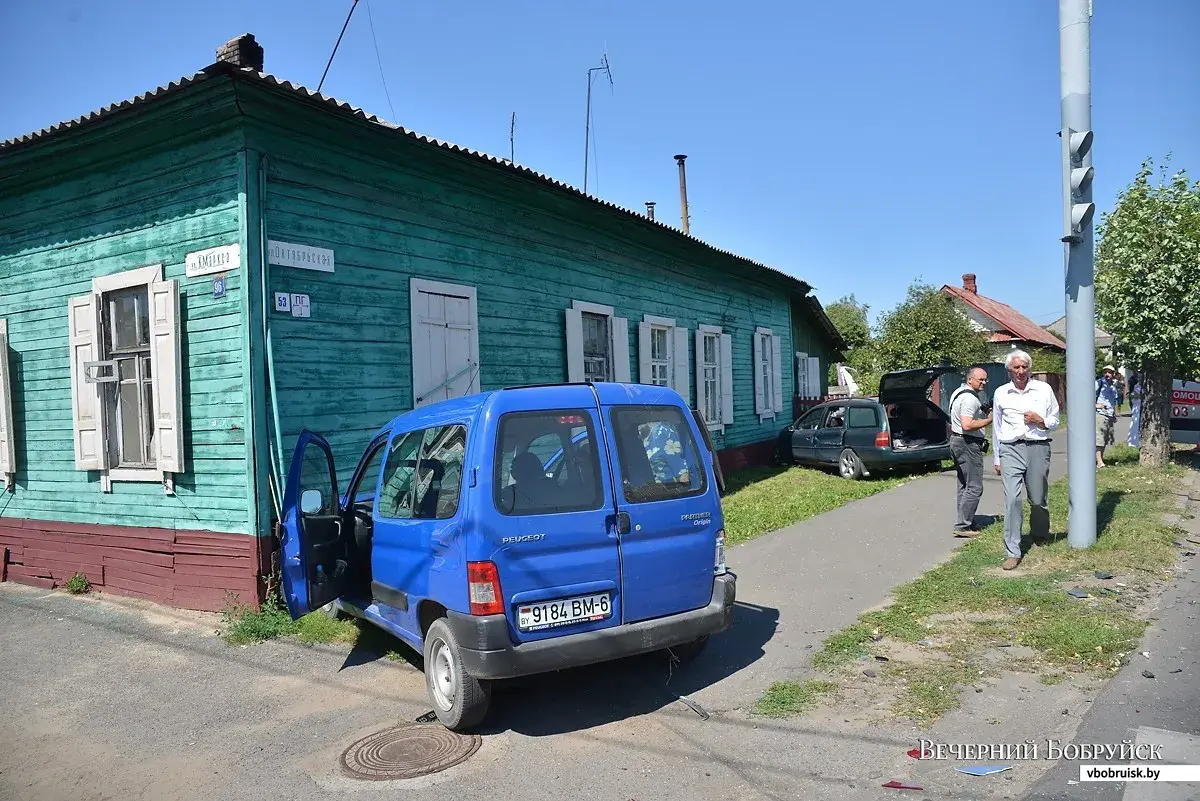 В центре Бобруйска столкнулись два автомобиля. Есть пострадавшие |  bobruisk.ru