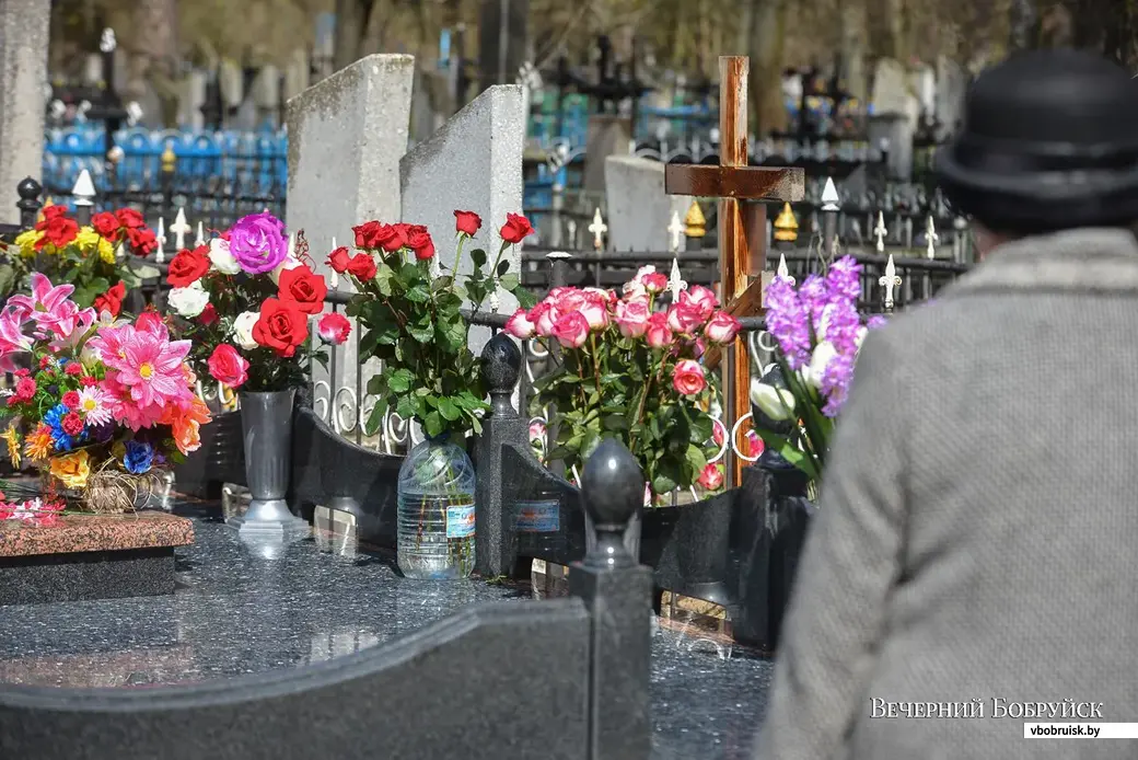 Кладбище Радоница Радоница. Цветы на Радоницу. Родительский день на кладбище. Радоница на кладбище.