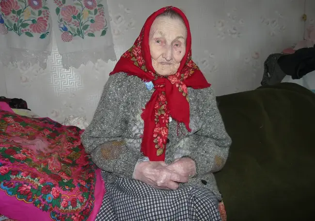 «Сколько я работала!» 105-летняя бобруйчанка еще и рюмочку поднять может! В лечебных целях