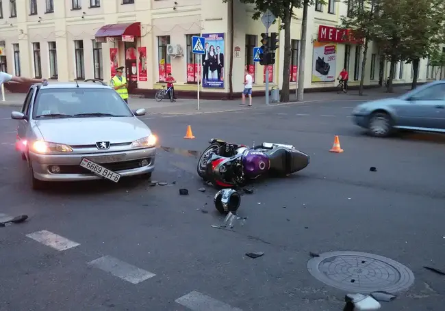 На перекресте Интернациональной и Социалистической автомобиль не разминулся с мотоциклом