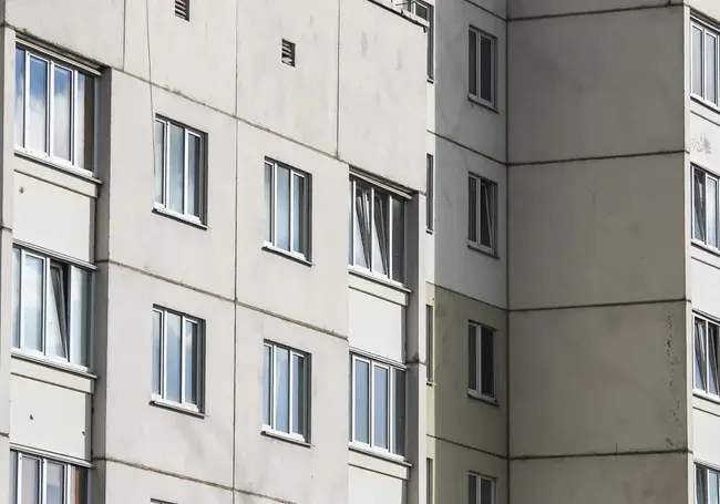 Маленькая бобруйчанка выпала из окна, пытаясь предупредить маму о заклинившей двери (обновлено)