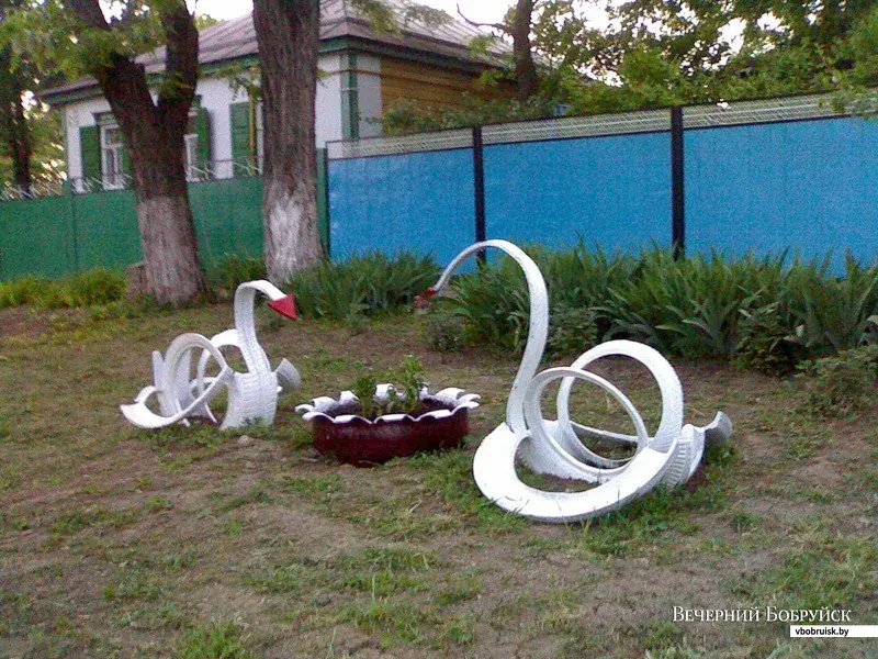 Публикация «Оформление из пластиковых бутылок „Лебеди на озере“» размещена в разделах