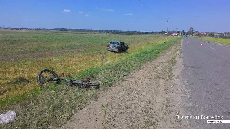 Бобруйчанин сбил велосипедиста на сельской дороге.