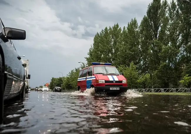 Воскресный дождь доставил проблемы бобруйским водителям и жителям Малых Бортников