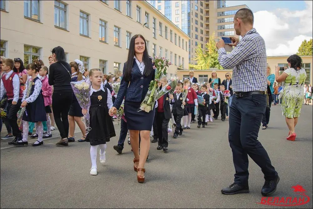 Родители на первое сентября. Одеться на линейку в школе. Образ на первое сентября. Одежда на первое сентября. Во что одеваются в 1 сентябрь в школу.