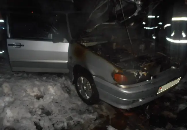 На улице Западной загорелся припаркованный автомобиль