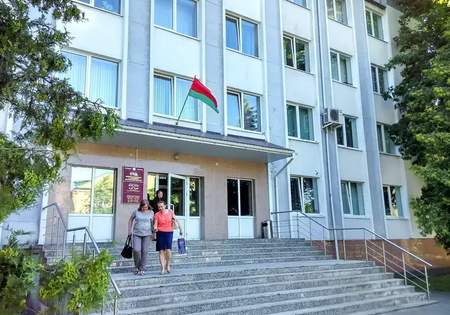 «Сейчас я тебя вот так разломаю». Бобруйчанин угрожал сотруднику милиции и толкал его. Проведет три с половиной года в колонии