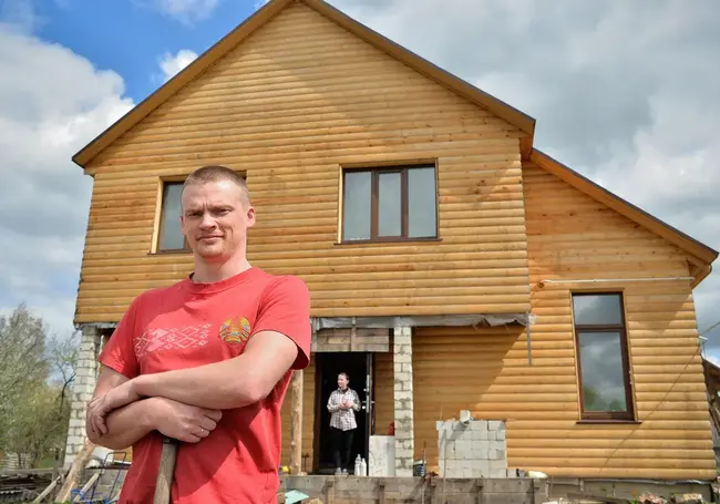 «Я выбираю деревню!» Мужчина сам построил дом и перевез семью в Горбацевичи