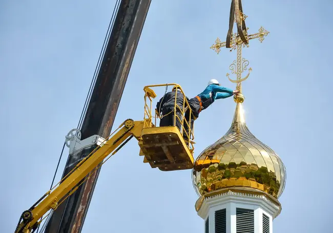 На Спасо-Преображенский храм на Минской установили купол и крест