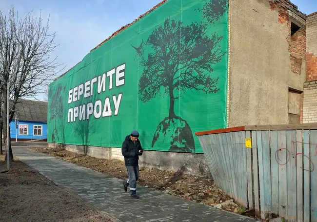 В центре Бобруйска руины спрятали за баннером с социальной рекламой