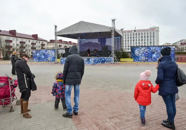 Новогоднее представление для детей на площади имени Ленина