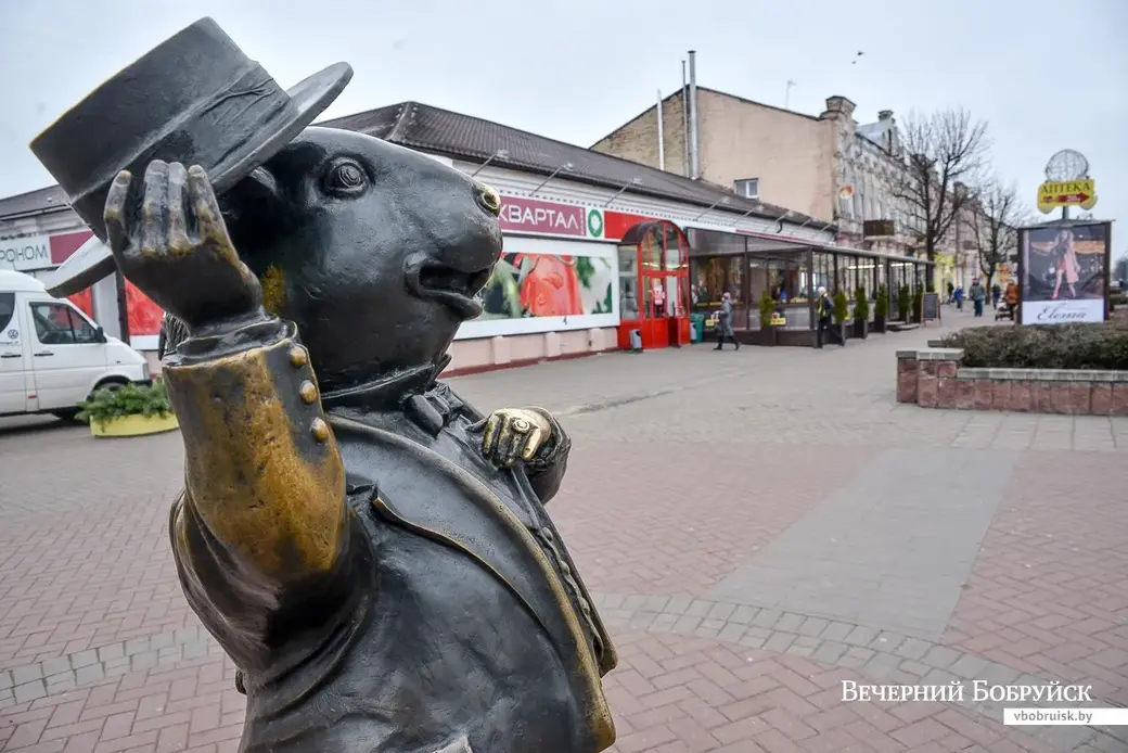 Бобр бай бобруйск. Скульптура бобра в Бобруйске. Бобруйск бобры. Бобруйск символ города. Бобров статуя.