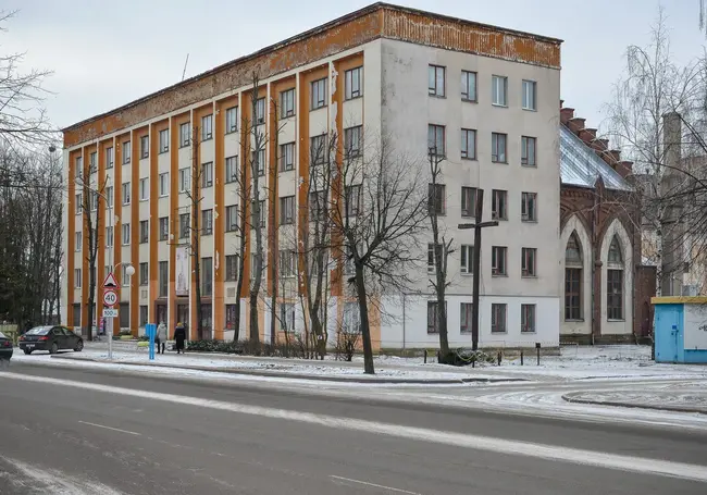 У бабруйскага касцёла стала на адзін крыж менш. Так было трэба
