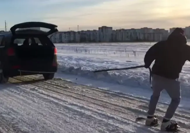 Видеофакт. Трюкач прокатился на сноуборде по Бобруйску