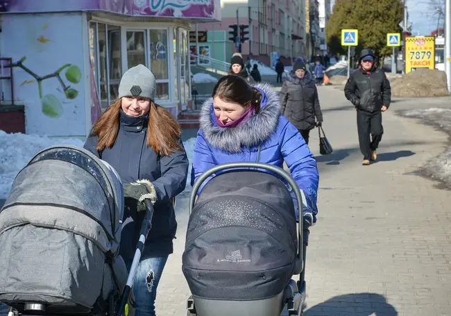 В Минтруда рассказали, какие семьи могут рассчитывать на бесплатную помощь няни