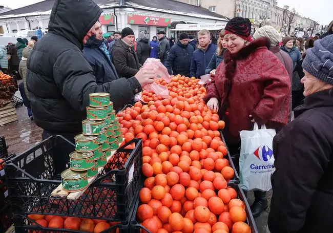 Зарисовки. Икра, мандарины и елки: Бобруйск в предновогодней суете (29 фото)