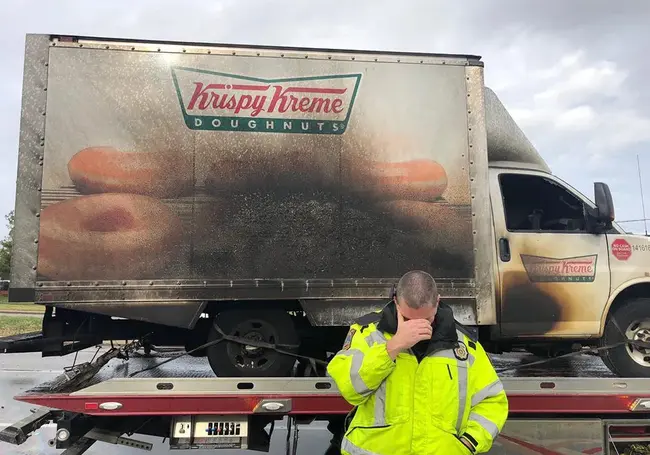 Американские полицейские расплакались от вида сгоревшего грузовика с пончиками