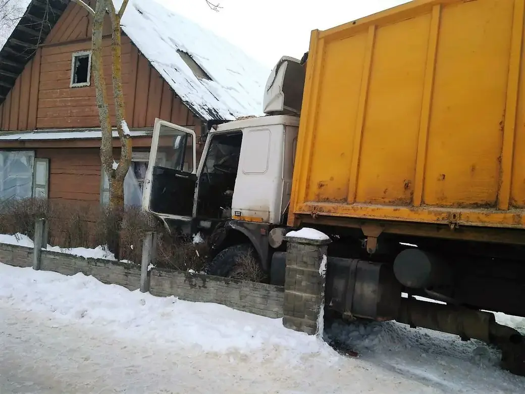 Грузовик въехал в деревенский дом | bobruisk.ru