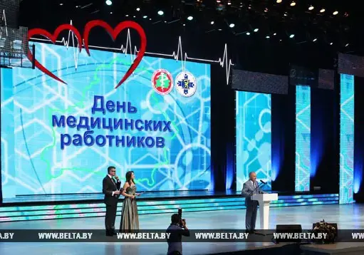 Фотофакт: лучшему педиатру из Бобруйска вручили награду