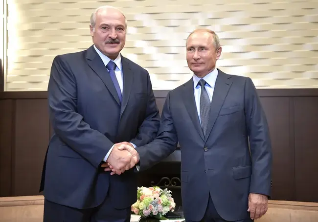 Лукашенко и Путин обменялись подарками после встречи в Сочи