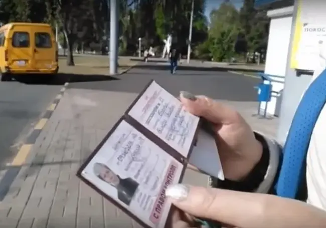 «Руки убери, дружище»: бобруйчанин отказался показать билет – видео