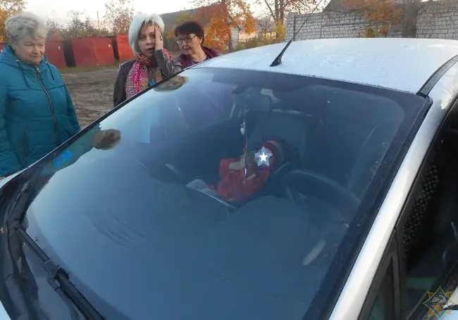 Годовалый ребенок закрылся в автомобиле в Жлобине, потребовалась помощь спасателей