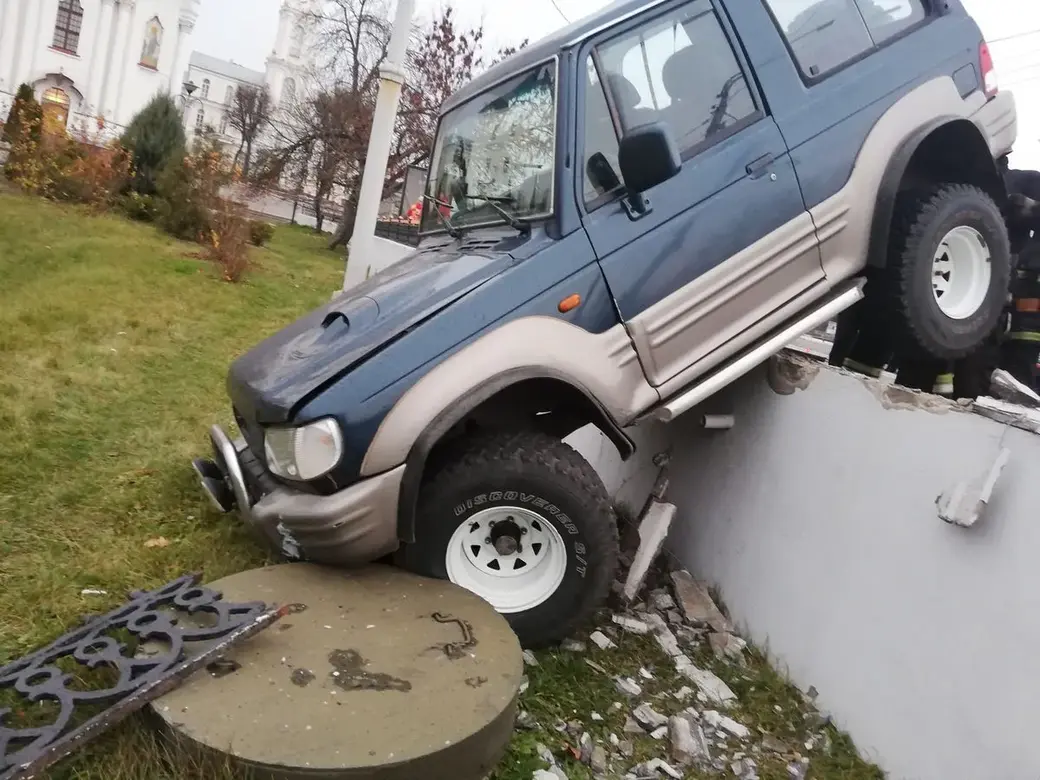 В Витебске на мосту занесло автомобиль, и он повис на перилах | bobruisk.ru