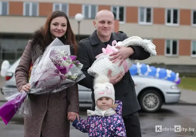 Видеофакт: в Кобрине офицер встречал жену с ребенком из роддома с оркестром